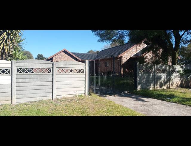 3 BEDROOM FREEHOLD FOR SALE IN CRYSTAL PARK